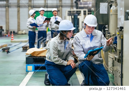 工場で働く作業員グループ 127341461