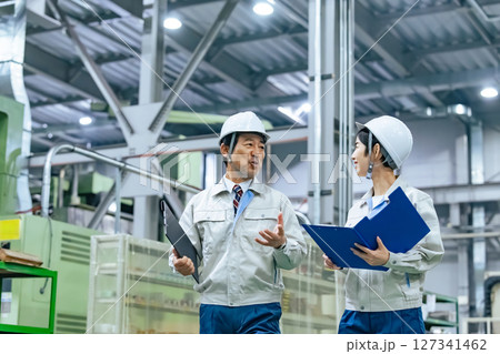 工場で働く作業員グループ 工場で働く作業員グループ 127341462