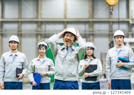 工場の中でショックを受ける作業員リーダー 127341469