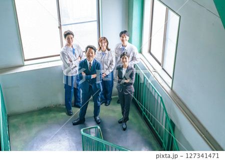 室内に並ぶ会社従業員の集合社員 127341471