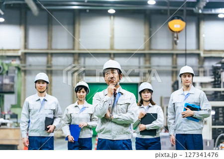 工場の中で考える作業員リーダー 127341476