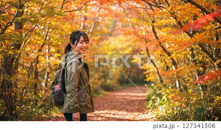 紅葉を楽しむ女性 127341506
