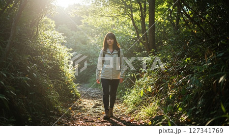 森の中で光を浴びる女性 127341769