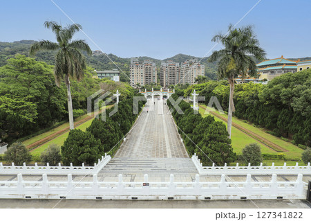 台湾 台北市 国立故宮博物院 から見下ろした牌坊(入口の門) 台湾 台北市 国立故宮博物院 から見下ろした牌坊(入口の門) 127341822