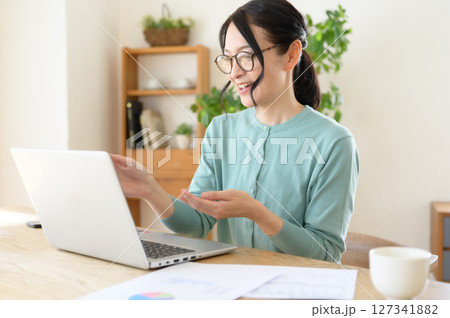 オンラインで打ち合わせ中のミドル女性 127341882