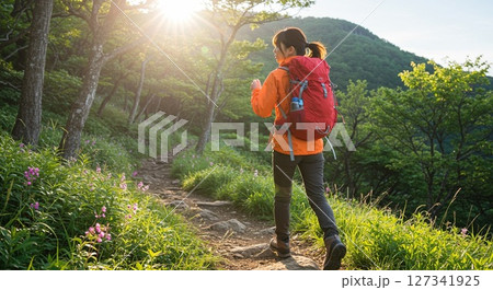 登山する女性 127341925