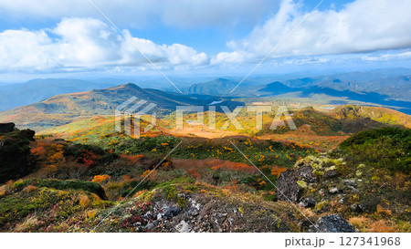 秋の栗駒山登山（栗駒山～秣岳：須川湖・秣岳方面の眺め） 127341968