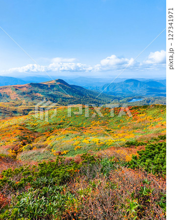 秋の栗駒山登山（栗駒山～秣岳：須川湖・秣岳方面の眺め） 127341971