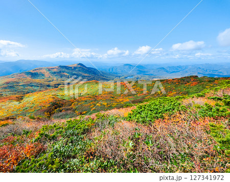 秋の栗駒山登山（栗駒山～秣岳：須川湖・秣岳方面の眺め） 127341972