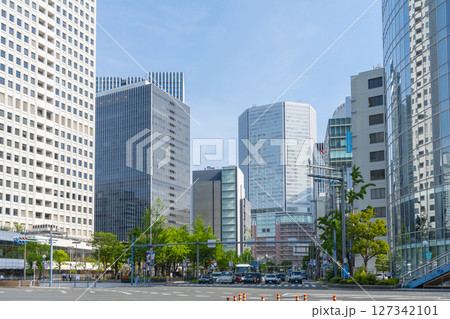 梅田新道交差点付近から阪急百貨店を望む　朝景 127342101