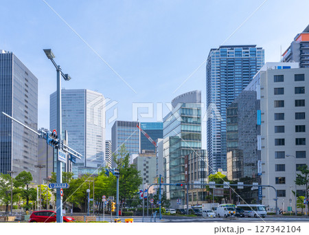 梅田新道交差点付近から阪急百貨店を望む　朝景 127342104