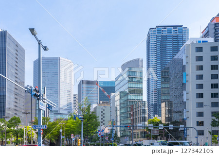 梅田新道交差点付近から阪急百貨店を望む　朝景 127342105