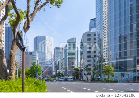 梅田新道交差点付近から阪急百貨店を望む　朝景 127342106