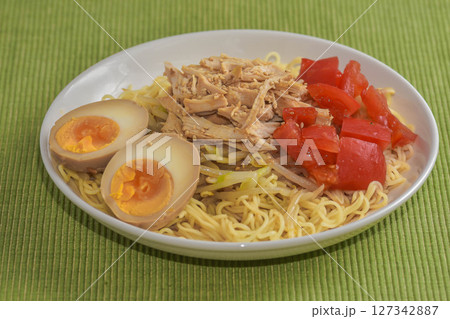 夏の定番料理　チキンの冷し中華 127342887