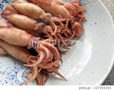 6月〜12月が旬がの小イカの煮付けの写真 6月〜12月が旬がの小イカの煮付けの写真 127343203