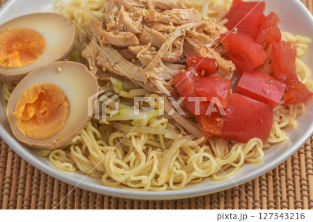 夏の定番料理　チキンの冷し中華 127343216