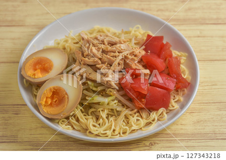 夏の定番料理　チキンの冷し中華 127343218