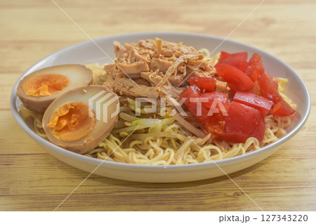 夏の定番料理　チキンの冷し中華 127343220