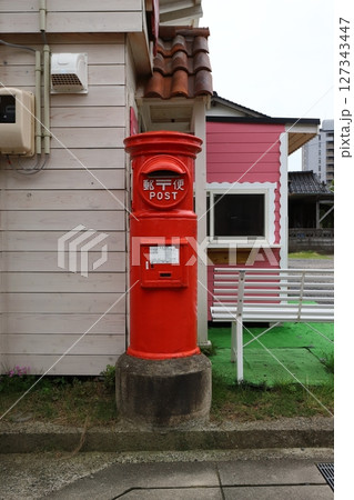 鳥取　倉吉　丸ポストのある風景（カフェランウェイ前） 127343447