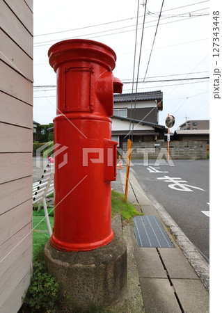 鳥取 倉吉 丸ポストのある風景(カフェランウェイ前) 鳥取 倉吉 丸ポストのある風景(カフェランウェイ前) 127343448