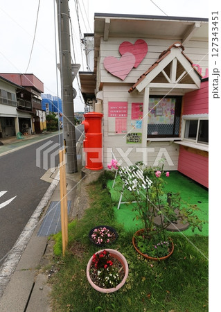 鳥取　倉吉　丸ポストのある風景（カフェランウェイ前） 127343451