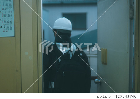 派遣現場に向かう警備員 127343746