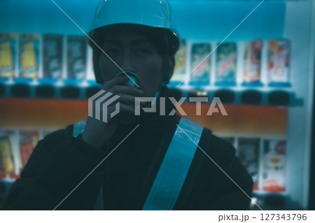 冬の警備員バイトの休憩 127343796