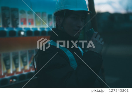 冬の警備員バイトの休憩 127343801