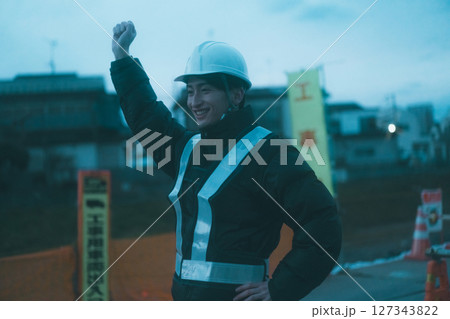 冬の工事現場 127343822