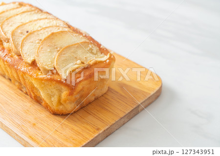 apple loaf crumbled on wood board 127343951