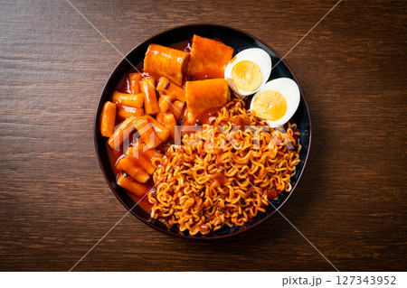 Korean instant noodles with Korean rice cake and fish cake and boiled egg 127343952