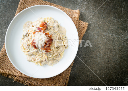 spaghetti with truffle cream sauce and mushroom 127343955