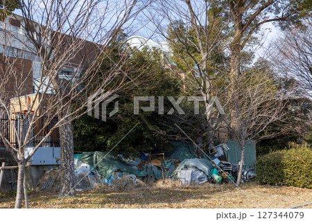 河川敷のブルーシートや廃材で建てた小屋 127344079