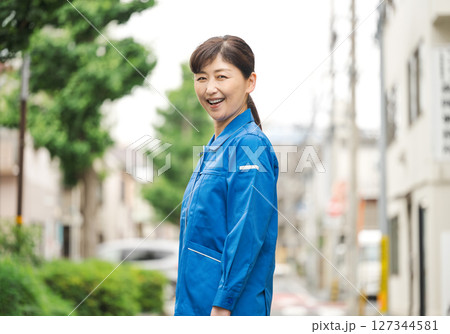 作業服を着た50代女性の屋外ポートレート 127344581