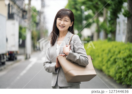 スーツを着て出社する50代のキャリアウーマン 127344636
