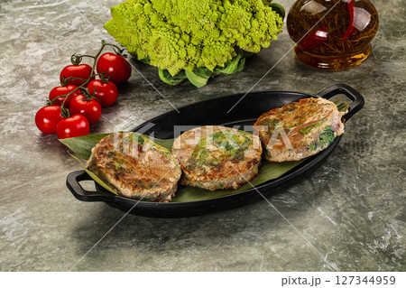 Roasted tuna medallion with broccoli 127344959