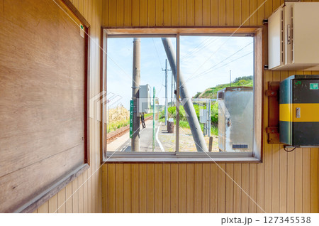 【青森県深浦町:JR五能線驫木(とどろき)駅】無人駅の駅舎窓を通して眺める登り方向の線路 【青森県深浦町:JR五能線驫木(とどろき)駅】無人駅の駅舎窓を通して眺める登り方向の線路 127345538
