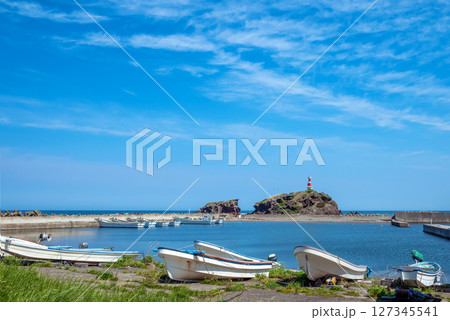【青森県深浦町:風合瀬漁港】灯台の見えるひなびた漁港の風景 【青森県深浦町:風合瀬漁港】灯台の見えるひなびた漁港の風景 127345541