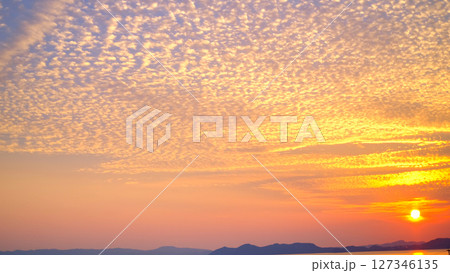 鱗雲がサンセットで輝く 127346135