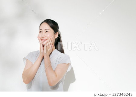夏のスキンケアをする20代の女性 夏のスキンケアをする20代の女性 127346245