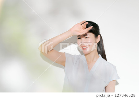 紫外線を気にする女性 127346329