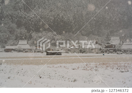 京都府南丹市美山町雪積もるかやぶきの里の撮影したもの 京都府南丹市美山町雪積もるかやぶきの里の撮影したもの 127346372