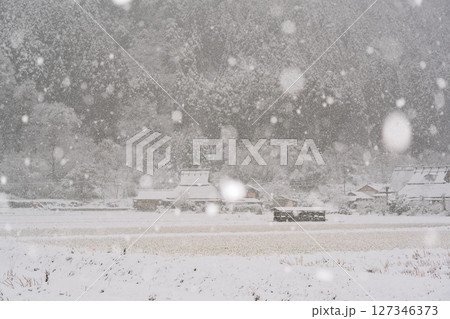 京都府南丹市美山町雪積もるかやぶきの里の撮影したもの 127346373