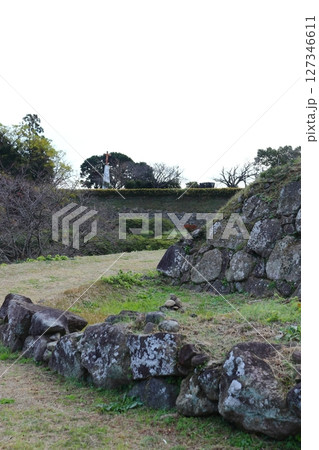 原城址の十字架が掲げられた本丸跡、土塁、石垣遺構 127346611