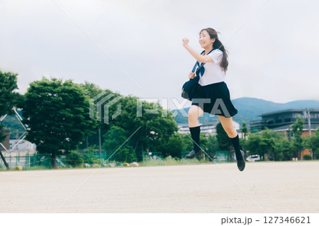 ジャンプする女子高生 127346621