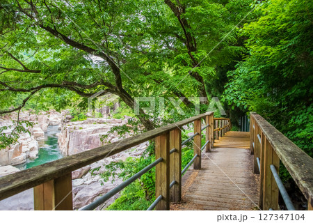 『寝覚の床』遊歩道にかかる橋 127347104