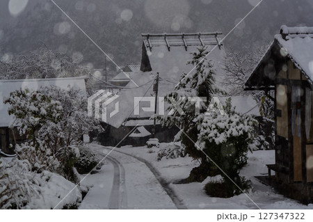 京都府南丹市美山町雪積もるかやぶきの里の撮影したもの 127347322