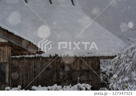 京都府南丹市美山町雪積もるかやぶきの里の撮影したもの 127347325