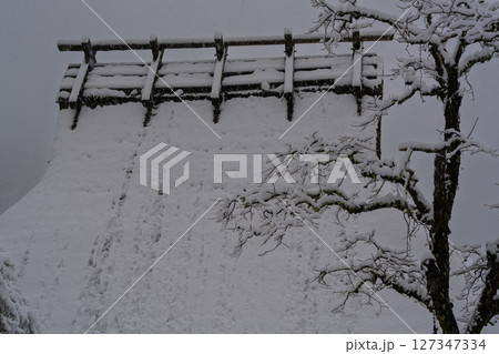 京都府南丹市美山町雪積もるかやぶきの里の撮影したもの 127347334
