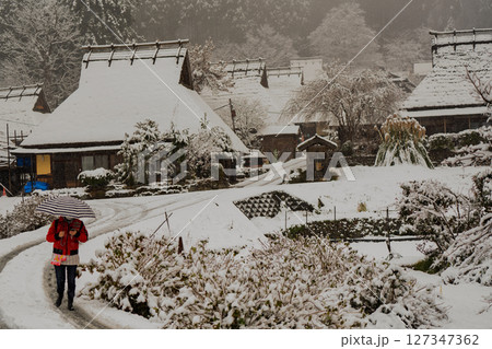 京都府南丹市美山町雪積もるかやぶきの里の撮影したもの 京都府南丹市美山町雪積もるかやぶきの里の撮影したもの 127347362
